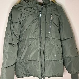 hooded puffer coat, military green color, excellent quality.